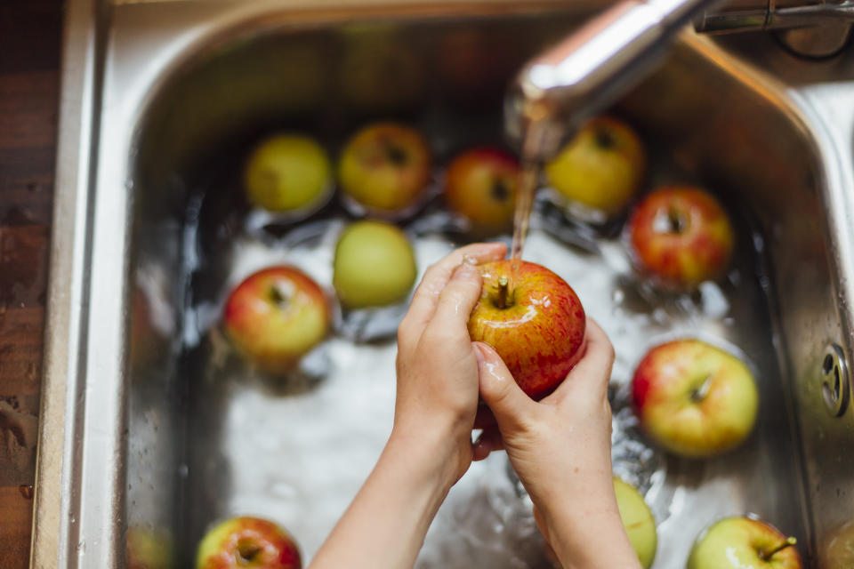 清洗蔬果別加鹽，以免改變滲透壓使農藥進到蔬果中。（圖／Getty Images）