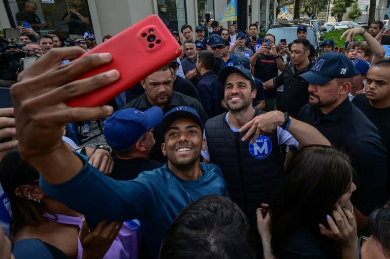 Sao Paulo mayoral candidate Pablo Marcal (C), poses for a picture with a supporter during a campaign rally on September 3, 2024 (Nelson ALMEIDA)