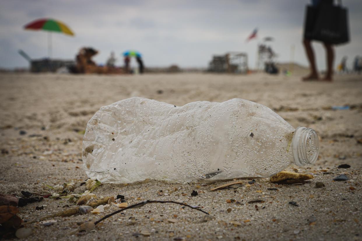 <span class="caption">La pollution plastique marine serait à 80 % d’origine côtière.</span> <span class="attribution"><a class="link " href="https://unsplash.com/photos/Lvs1F46S8Rs" rel="nofollow noopener" target="_blank" data-ylk="slk:Unsplash;elm:context_link;itc:0;sec:content-canvas">Unsplash</a>, <a class="link " href="http://creativecommons.org/licenses/by-nc-sa/4.0/" rel="nofollow noopener" target="_blank" data-ylk="slk:CC BY-NC-SA;elm:context_link;itc:0;sec:content-canvas">CC BY-NC-SA</a></span>