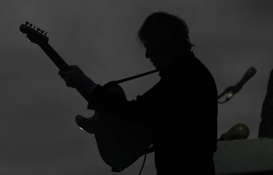 Britt Daniel durante su concierto en el festival Corona Capital en la Ciudad de México el 19 de noviembre de 2022. (Foto AP/Eduardo Verdugo)