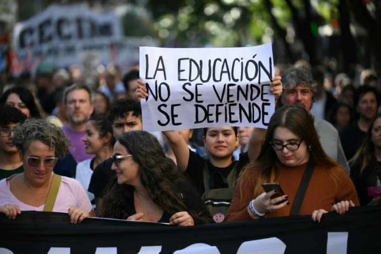 Manifestantes contra el recorte presupuestal en la educación universitaria pública en Argentina, el 23 de abril de 2024 (Luis ROBAYO)