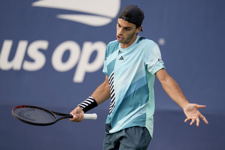 Francisco Cerúndolo expulsando su bronca durante su caída ente el checo Jiri Vesely, en la segunda ronda del US Open