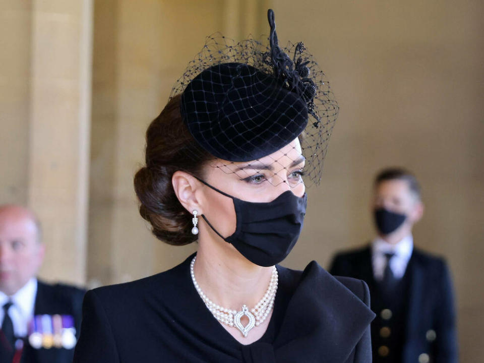 Herzogin Kate trug zur Beerdigung von Prinz Philip eine besondere Halskette. (Bild: imago images/i Images)