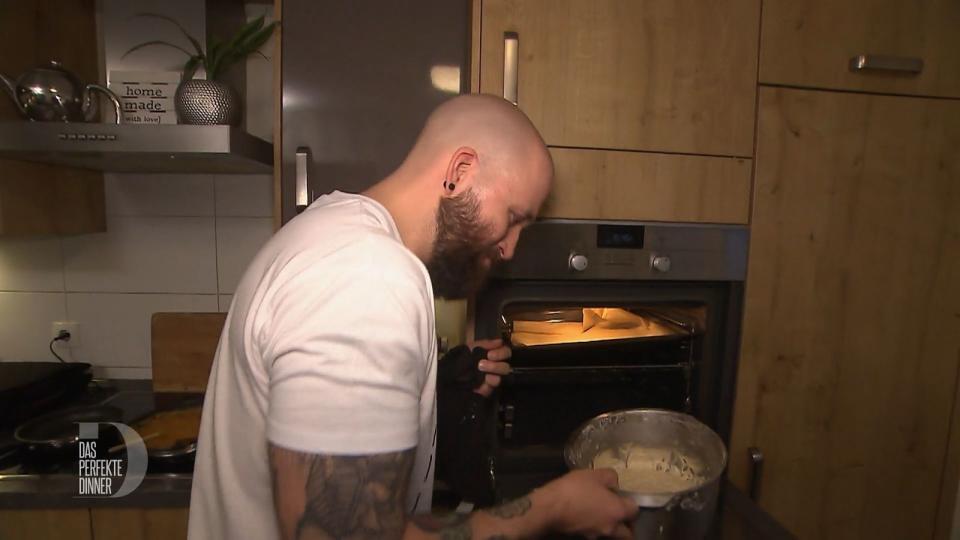 Ob das Naan-Brot was wird, liegt ganz allein am Hefeteig. Noch sieht Flo Luft nach oben und stellt den Teig lieber noch eine Weile zum Gehen in den Ofen.
 (Bild: RTL)