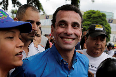 El líder opositor venezolano, Henrique Capriles, saluda a sus partidarios durante un mitin para pedir un referendo revocatorio contra el presidente Nicolás Maduro, en Caracas, Venezuela. 14 de mayo de 2016. La oposición venezolana dijo el martes que desconocerá el estado de excepción decretado por el presidente Nicolás Maduro, lo que amenaza con elevar la tensión en el país cuando se han agudizado la escasez de bienes y las largas filas para adquirirlos. REUTERS/Marco Bello