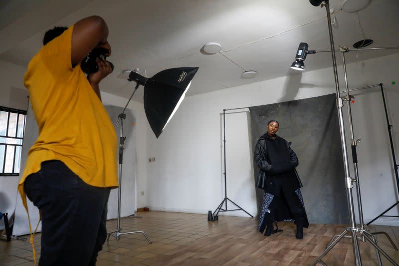 El fotógrafo Alexander Ashimole trabaja con la modelo Reta Jerry-Riman en la campaña "Vogue Africa Challenge" en un estudio en Lagos