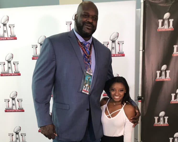 Super Bowl LI: Simone Biles posiert mit Shaquille O’Neal (Foto: Twitter/SimoneBiles)