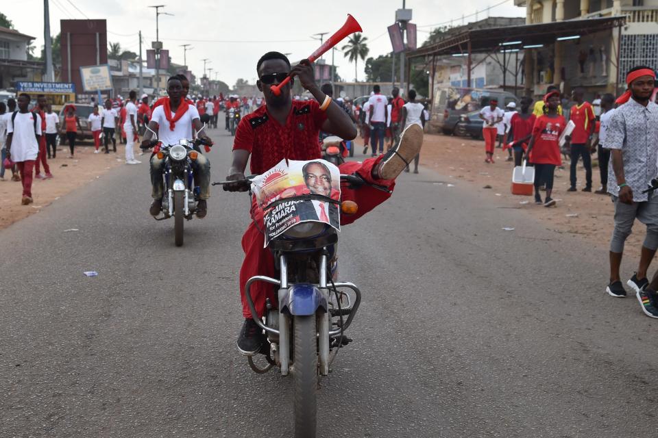 <p>Während einer Wahlkampfveranstaltung in Makeni im Norden von Sierra Leone jubeln Bürger für den Präsidentschaftskandidaten Samura Kamara. Er gehört der sozialliberalen Partei „All People’s Congress“ an. (Bild: ISSOUF SANOGO/AFP/Getty Images) </p>