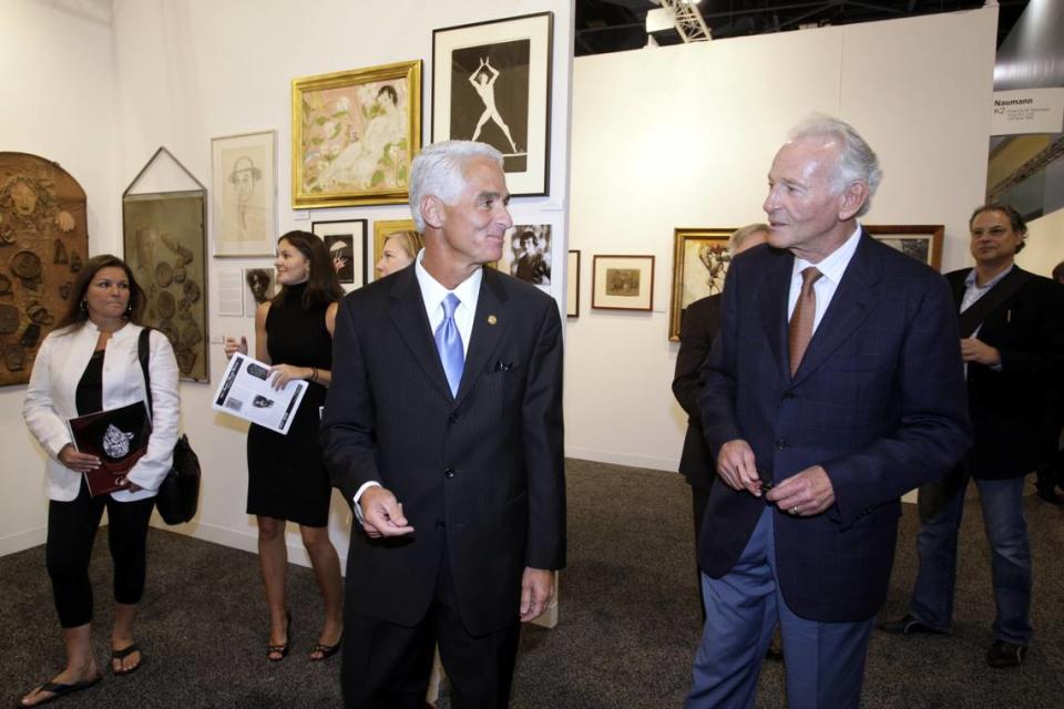 El gobernador de la Florida, Charlie Crist, pasea por Art Basel con Norman Braman el día de la inauguración de la feria en Miami Beach Convention Center en diciembre de 2007.