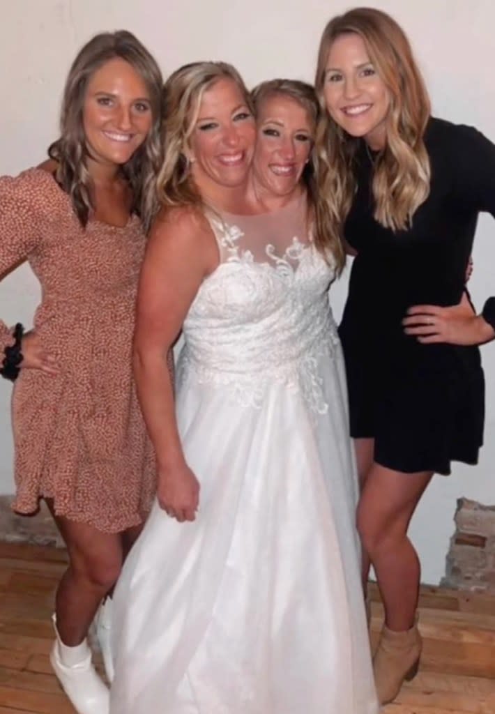 Abby and Brittany Hensel with wedding guests. @abbyandbrittanyhensel/TikTok