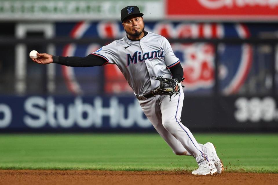 El segunda base de los Marlins de Miami Luis Arráez tira a primera en una jugada en el tercer inning del partido ante los Yankees, celebrado el 10 de abril de 2024 en Nueva York.