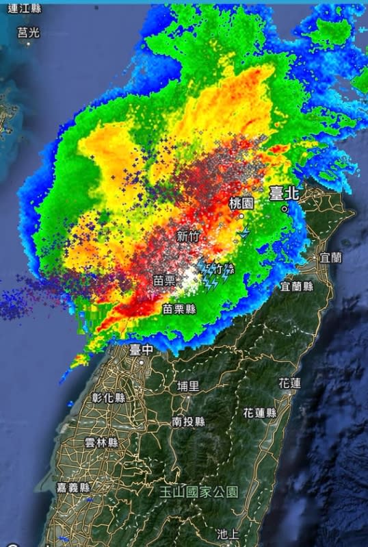 天氣風險 WeatherRisk示警，台中以北，強對流過境中，注意暴雨、強風、雷擊、甚至龍捲風等劇烈天氣。季節正在轉變中，這是今年第一場顯著的雷雨事件。   圖/天氣風險 WeatherRisk臉書粉專