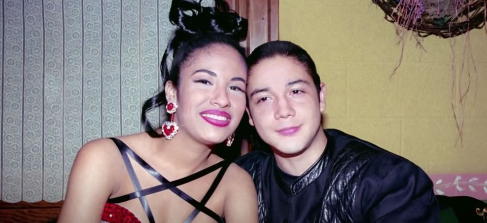 Selena y Chris Perez (captura de pantalla: YouTube)