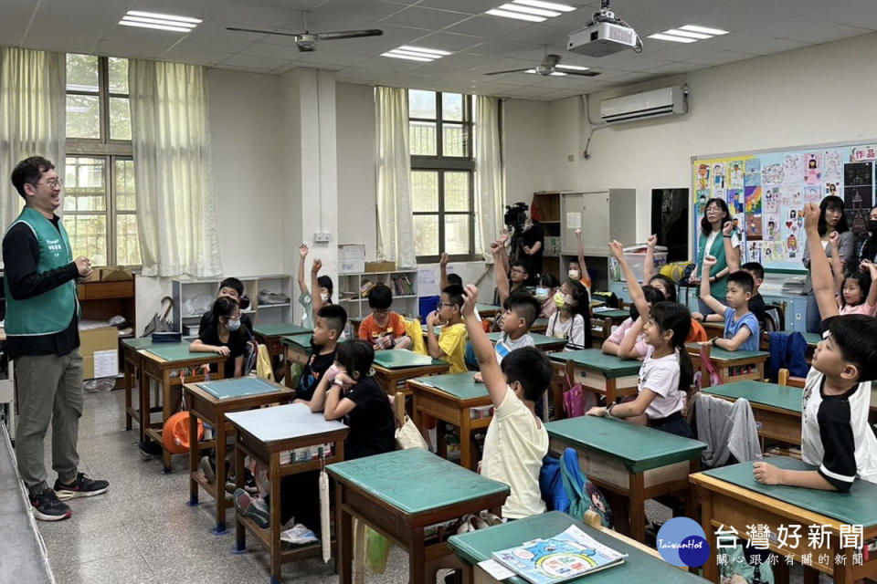 中嘉寬頻前往南勢國小舉行校園媒體識讀推廣活動。