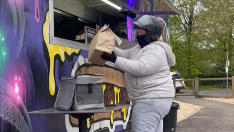 Jeniffer Rocha putting food in a delivery bag