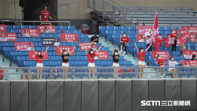 小龍女對著空蕩蕩的看台應援。（圖／記者劉彥池攝影）