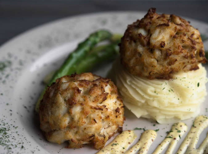 Maryland: Crab Cakes