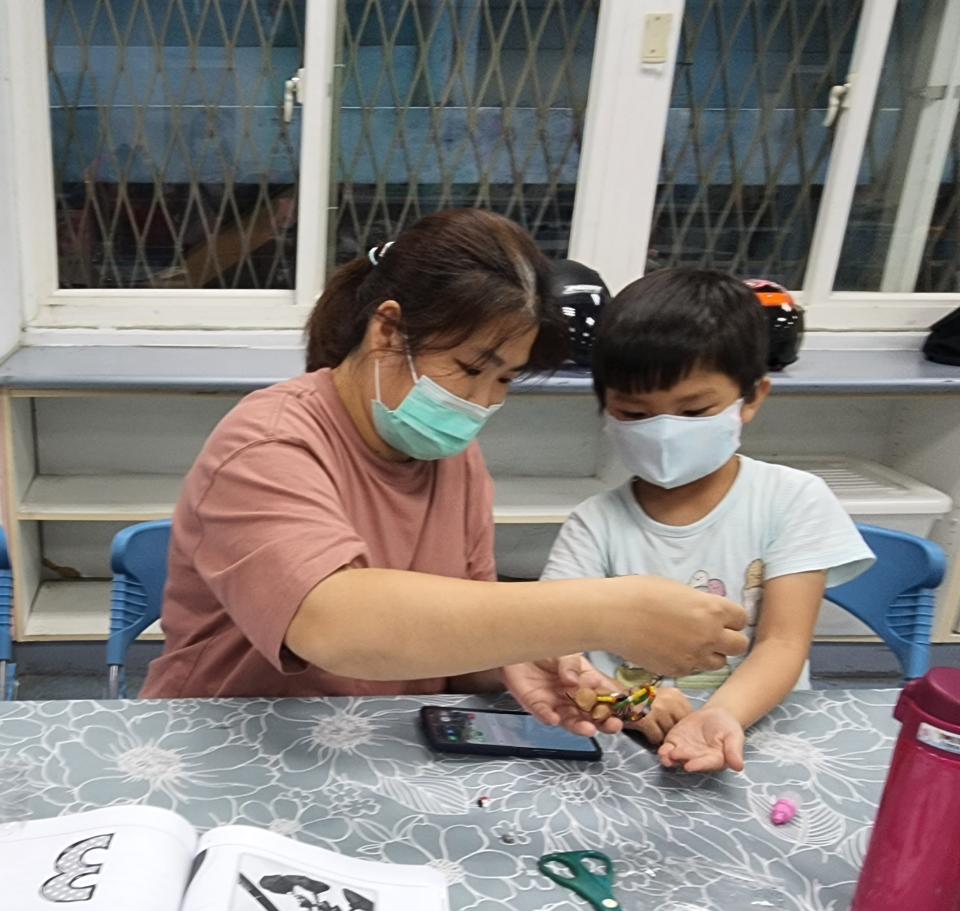 「原」來這麼幸福-親子樂學營，親子共同手作情緒輪輪轉心情日記