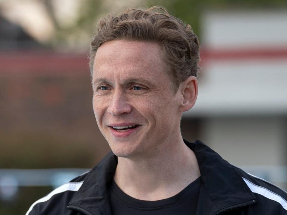 Matthias Schweighöfer als Schwimm-Coach Sven im Film "Die Schwimmerinnen". (Bild: © 2022 Netflix, Inc.)