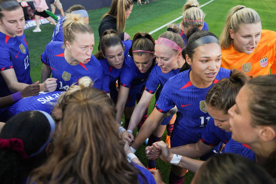 United States Women’s National Team players huddle prior to a match between the United States and the Republic of Ireland