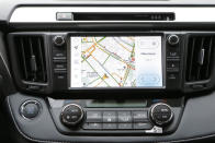 <p>Le auto oggi dispongono di sistemi di infotainment che consentono di utilizzare applicazioni del proprio smartphone direttamente su un display integrato nel cruscotto: Apple CarPlay e Android Auto su tutte. </p>