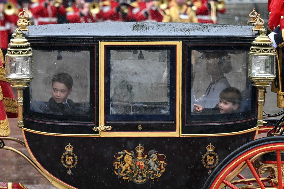 Prinz George in der Kutsche mit seinen Geschwistern und seiner Mutter Prinzessin Kate