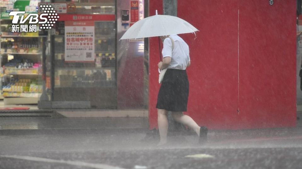 因為對流旺盛午後降下大雨。（圖／胡瑞麒攝）