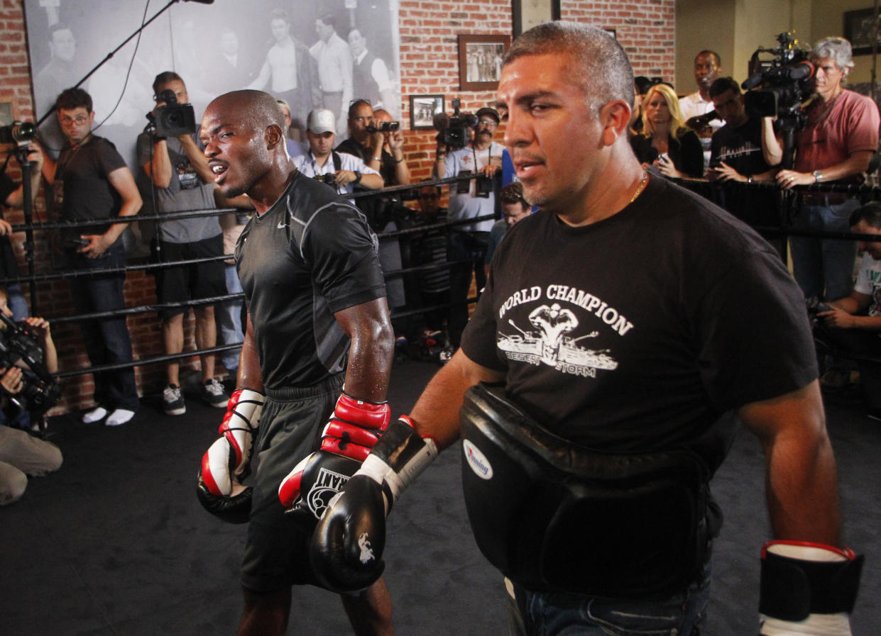 Joel Díaz junto a Timothy Bradley, uno de sus alumnos más destacados. REUTERS/Danny Moloshok 