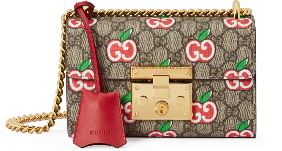 GUCCI Padlock蘋果印花鍊帶肩背包。NT$59,600。（GUCCI提供）