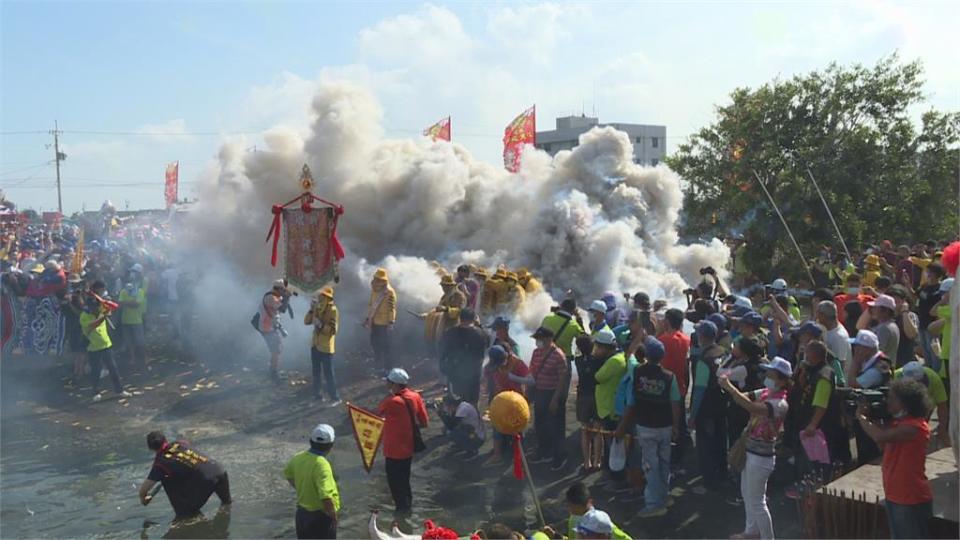 舞龍率先舞進新塭海水大排　各地神轎接續衝水路