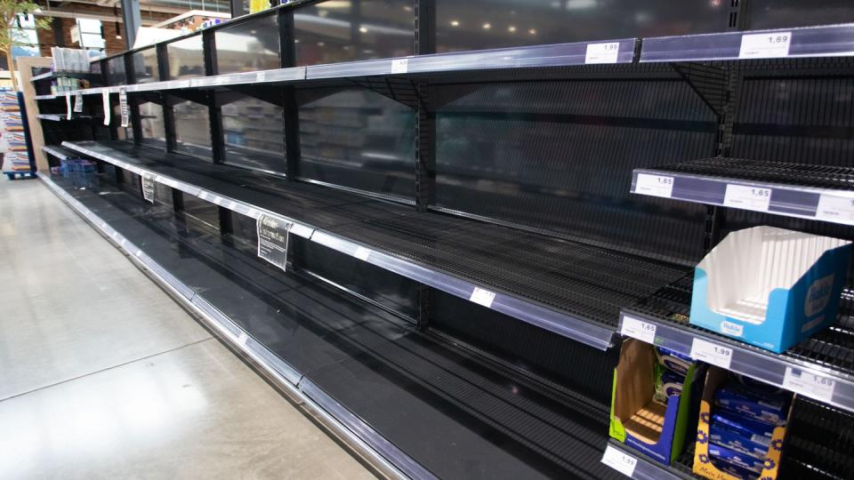 Leere Regale Mitte März in einem Supermarkt in Göppingen.