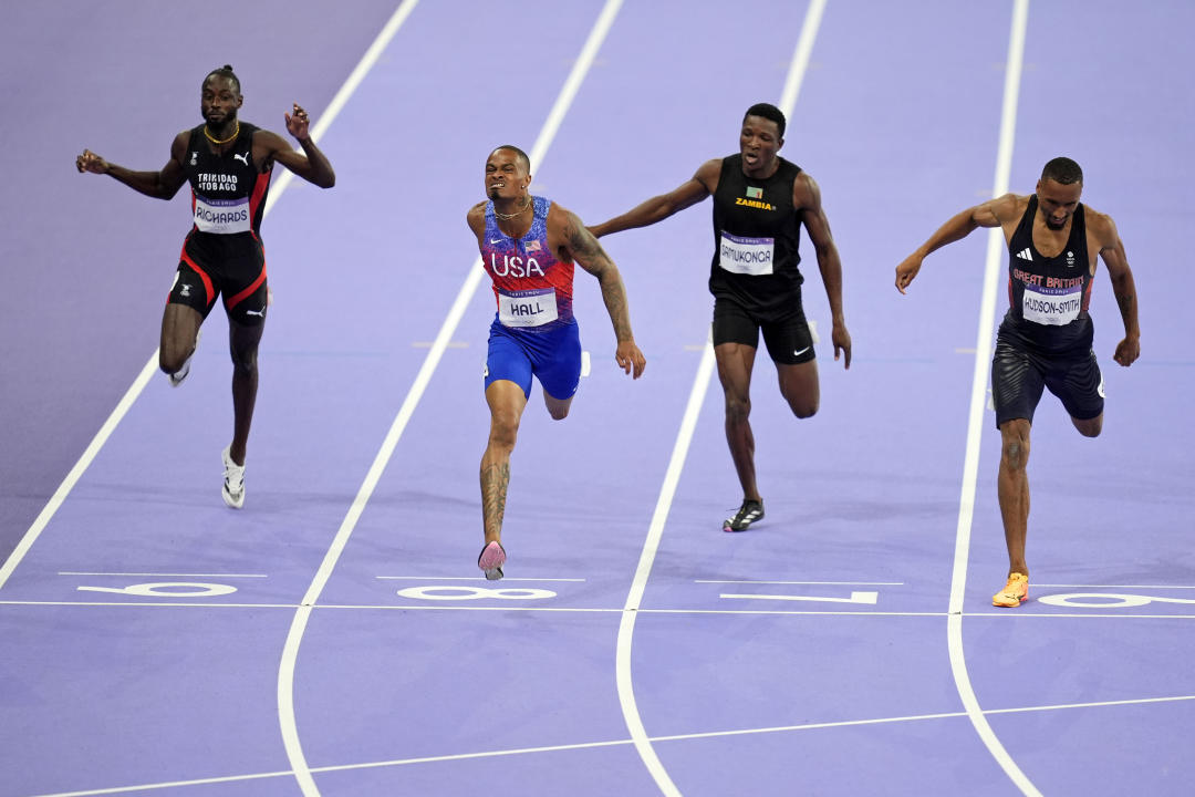 7 de agosto de 2024; París Saint-Denis, Francia; Quincy Hall (EE. UU.) gana la final masculina de 400 m durante los Juegos Olímpicos de Verano de París 2024 en el Stade de France. Crédito obligatorio: Andrew Nelles-USA TODAY Sports