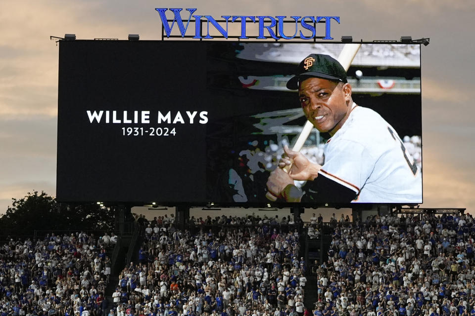 La multitud guarda un minuto de silencio en memoria del expelotero Willie Mays, durante el encuentro entre los Gigantes de San Francisco y los Cachorros de Chicago, el martes 18 de junio de 2024 (AP Foto/Nam Y. Huh)