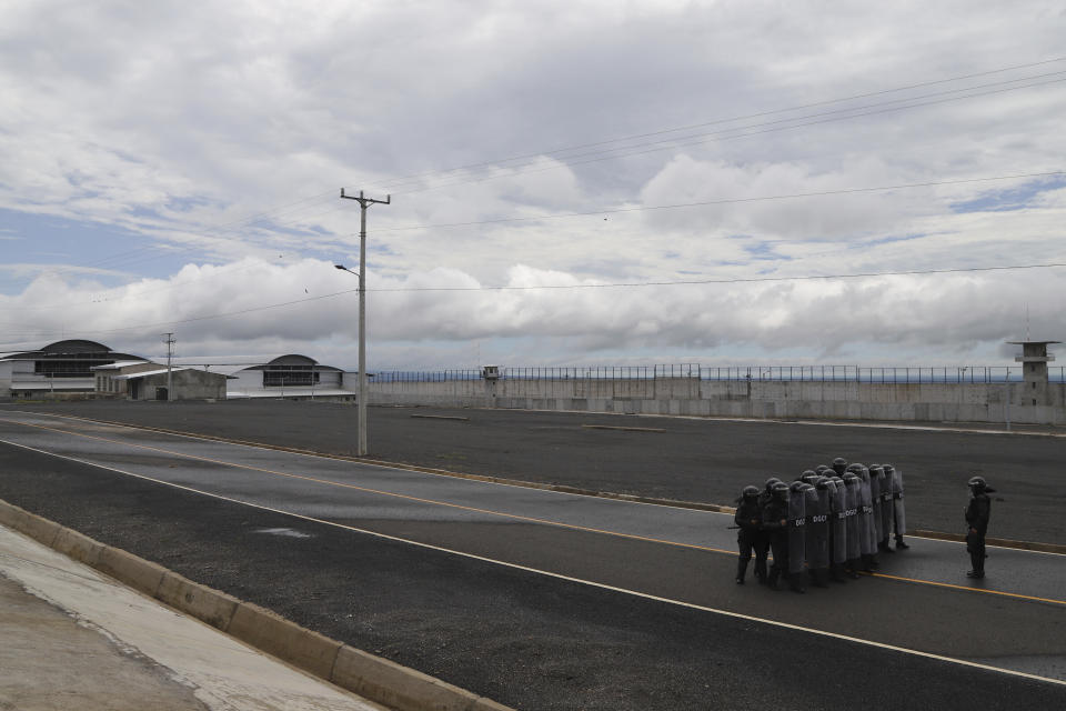 La policía, en ejercicios de entrenamiento, en una pista aérea en el Centro de Confinamiento del Terrorismo, una mega prisión, durante una visita de la prensa a las instalaciones en Tecololuca, El Salvador, el jueves 12 de octubre de 2023. (AP Foto/Salvador Meléndez)