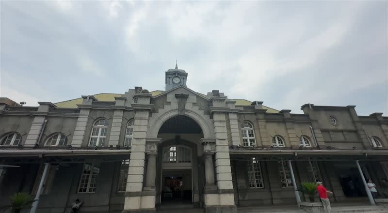 百年歷史建物新竹火車站建於1913年，由日本建築師松崎萬長設計，卻被中國網友酸「舊」。（圖／翻攝畫面）