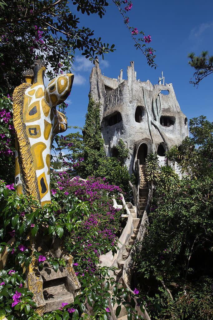 <p>Traditionelle, klare Formen wurden hier beiseitegelegt: Das Crazy House im vietnamesischen Dalat erinnert entfernt an Gaudí und Dalí, indem alles zu zerlaufen scheint. (Foto: Getty Images) </p>