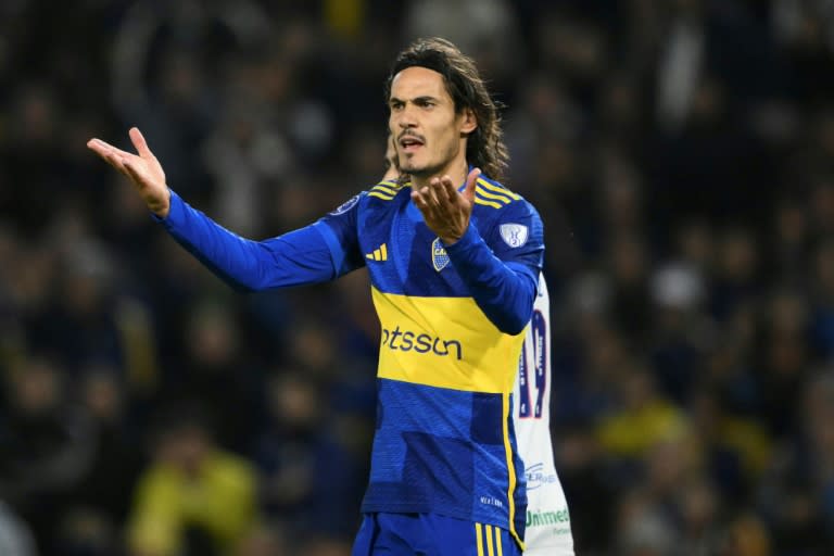 Favoritos en la cuerda floja en el cierre de grupos de la Sudamericana 2024. En la foto, el jugador de Boca Juniors Edinson Cavani (Luis ROBAYO)