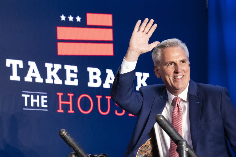 El líder del bloque republicano en la Cámara de Representantes, Kevin McCarthy, habla en un evento la madrugada del miércoles 9 de noviembre de 2022. El cartel a su espalda dice "Recuperar la Cámara". (AP Foto/Alex Brandon)