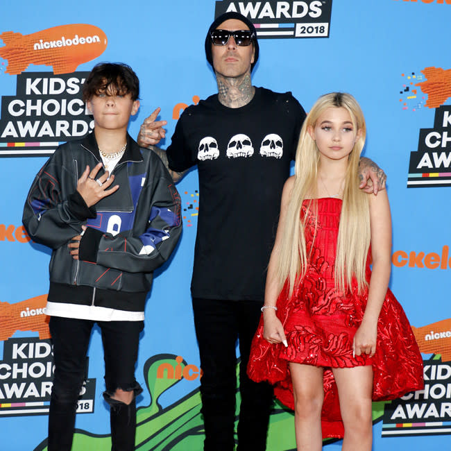 Travis Barker y sus dos hijos en una foto de 2018 credit:Bang Showbiz