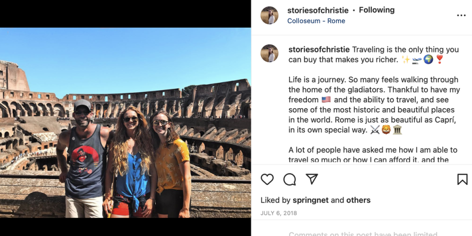 Kaitlin Armstrong (centro) en Roma, Italia, en 2018, con su hermana Christie (derecha) (Instagram/Christie Armstrong)