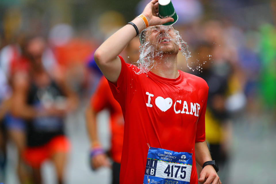 <p>A runner cools himself on with water during the 2017 New York City Marathon, Nov. 5, 2017. (Photo: Gordon Donovan/Yahoo News) </p>