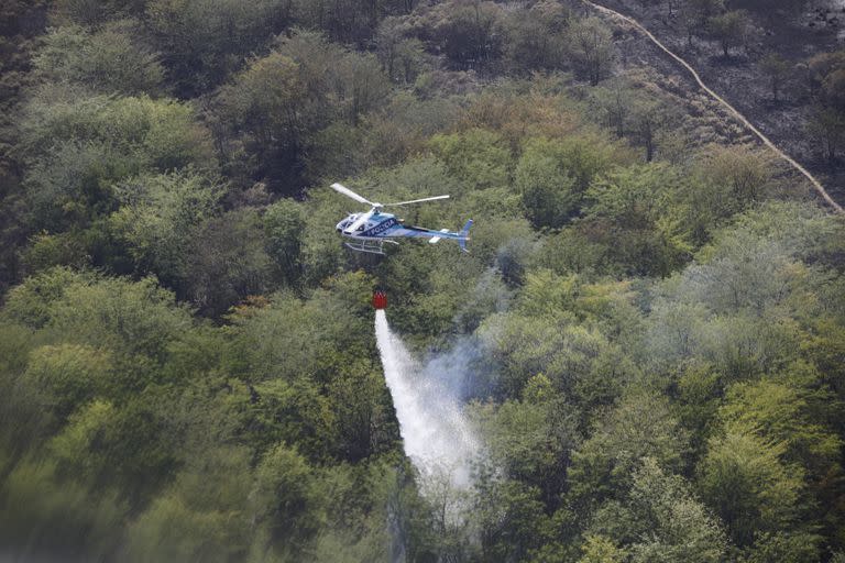 Durante el transcurso de la mañana, los helicópteros de la policía bonaerense realizaron tareas de enfriamiento con el empleo de heli-balde sobre la zona