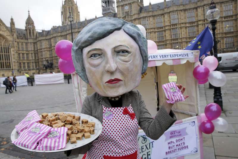 脫歐、留歐，英國面臨十字路口，反脫歐民眾妝扮成梅伊嘲諷她（AP）