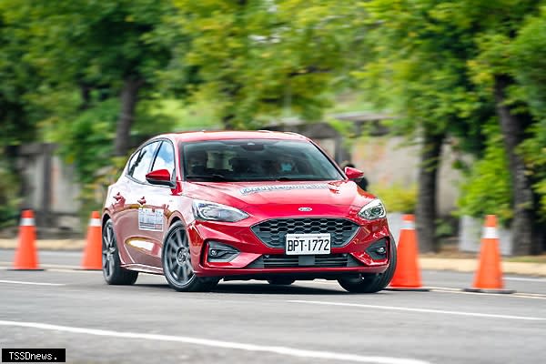 「Ford安全節能駕駛體驗營」引進車輛遇緊急情況時之操駕對應課程，並結合在地路狀，讓學員培養更全面的安全駕駛觀念。