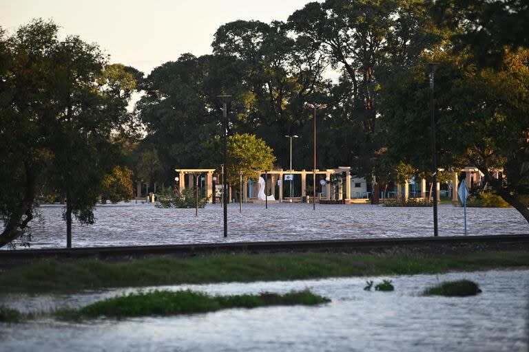 Las autoridades de la represa dejaron en claro que Salto Grande podrá retener un caudal de agua mayor durante los próximos días para evitar que el río provoque mayores trastornos en la ciudad