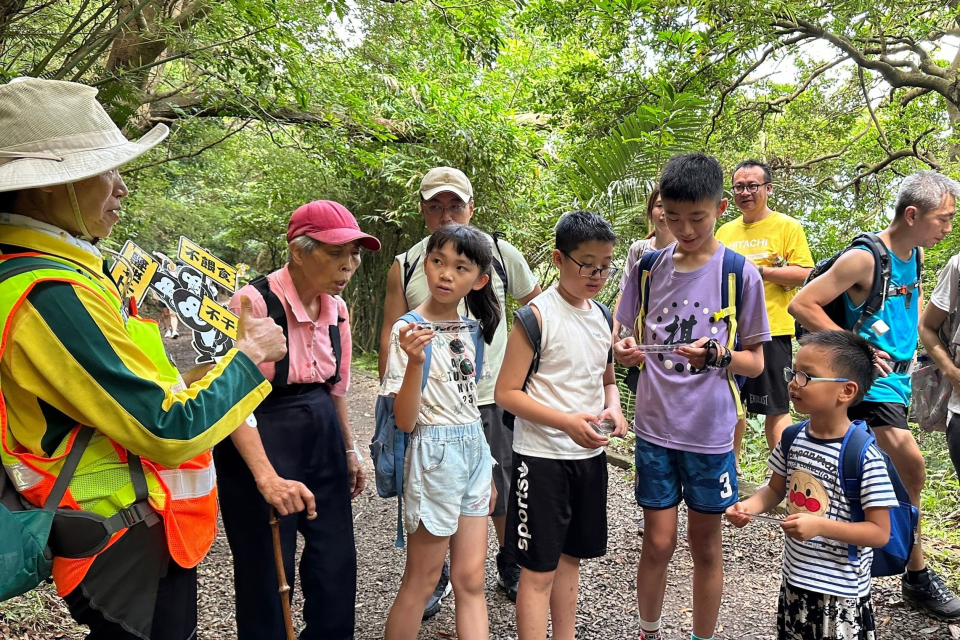 志工老師在天母古道向登山民眾宣導與猴相處之道