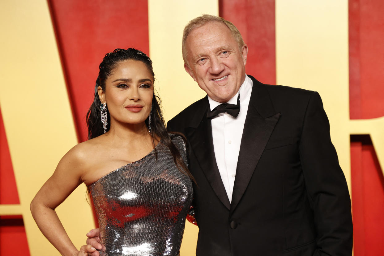 Salma Hayek y su esposo François-Henri Pinault en la fiesta de Vanity Fair de los Oscar en el 2024. (Photo by Michael TRAN / AFP) (Photo by MICHAEL TRAN/AFP via Getty Images)