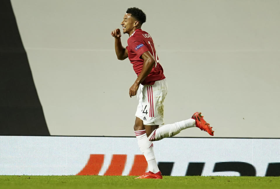 Jesse Lingard tras anotar el primer gol del Manchester United en la victoria 2-1 ante LASK en los octavos de final de la Liga Europa, el miércoles 5 de agosto de 2020, en Manchester. (AP Foto/Dave Thompson)