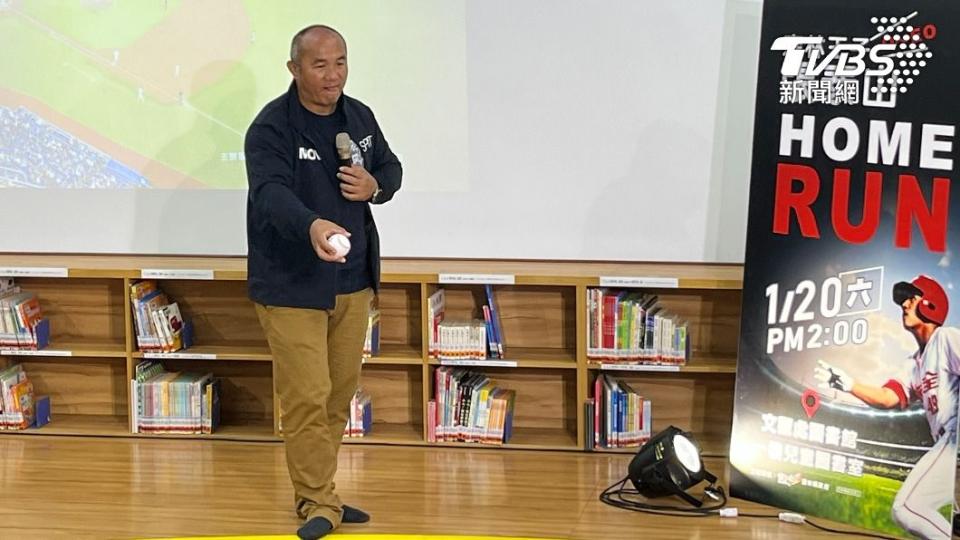 張泰山霸氣送出簽名球。（圖／陳祁 攝）