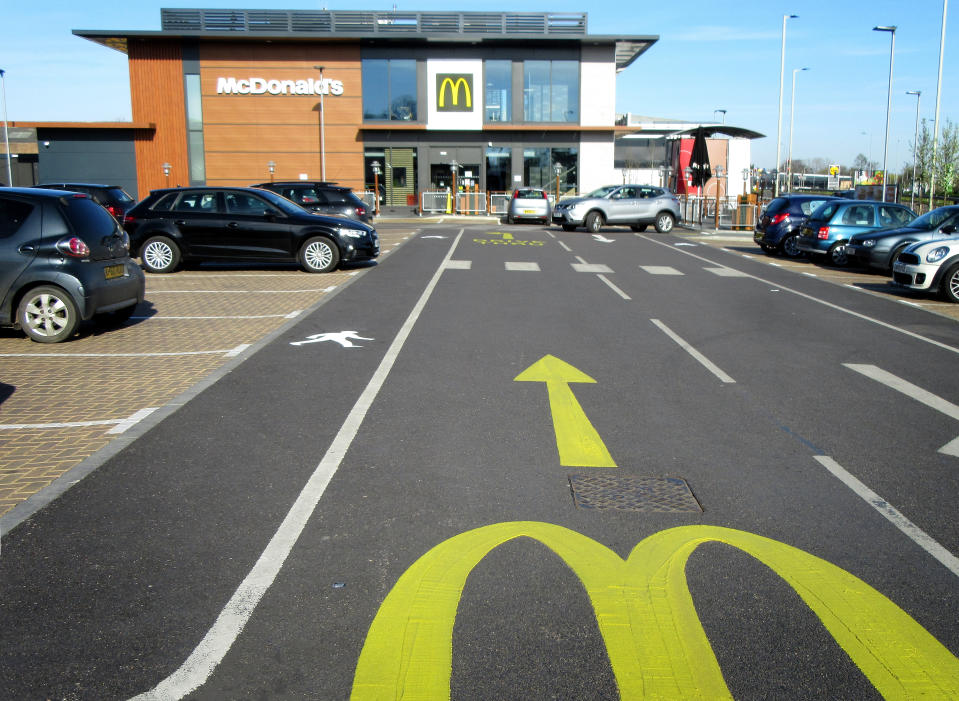  Cars queue outside one of the McDonalds restaurants. Burger chain McDonald's announces the closure of all 1,270 of its restaurants in the UK by the end of today as fears over the spread of coronavirus. (Photo by Keith Mayhew / SOPA Images/Sipa USA) 